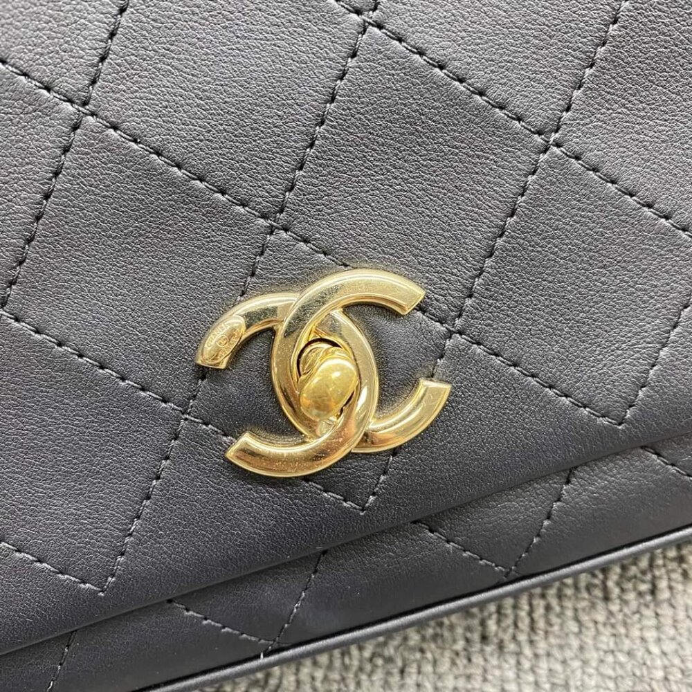 100% Authentic CHANEL Leather Shoulder Bag - Picture 8 of 14
